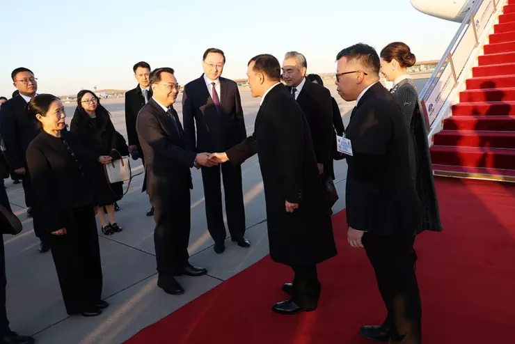 Nhà vua Maha Vajiralongkorn (phải) bắt tay Đại sứ Trung Quốc tại Thái Lan Trương Kiến Vệ (trái) tại chân cầu thang máy bay ở sân bay Bắc Kinh hôm 13-11. Ảnh: KHAOSOD