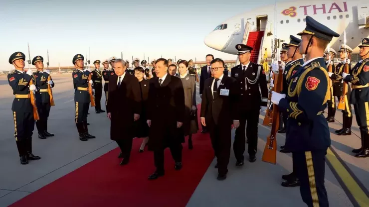 Nhà vua Maha Vajiralongkorn (phải) và Bộ trưởng Ngoại giao Trung Quốc Vương Nghị (trái) bước đi trên thảm đỏ tại sân bay Bắc Kinh hôm 13-11. Ảnh: THE NATION