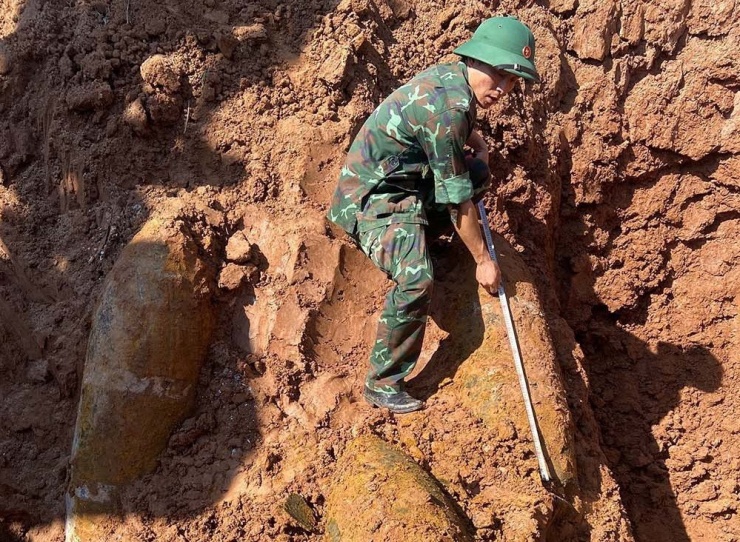 Quân đội kiểm tra và xử lý 3 quả bom.