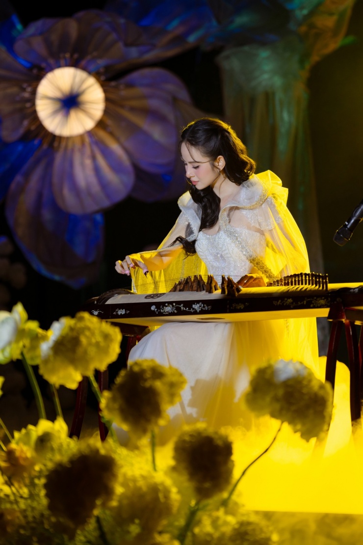 Để có bốn phút đặc biệt trên sân khấu, một tháng qua Hương Liên tập luyện miệt mài.