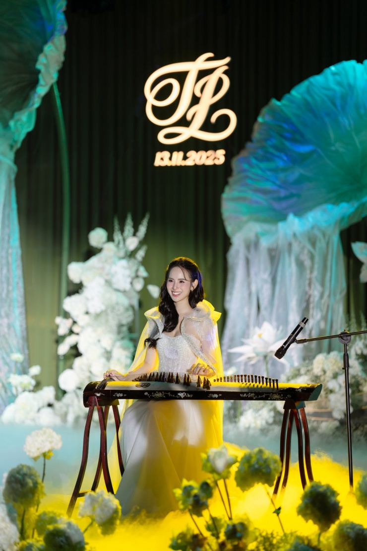 Sau khi thực hiện các nghi thức chính của lễ thành hôn, Hương Liên xuất hiện trong không gian cưới đậm chất thần tiên cùng chiếc đàn tranh. Cô trổ tài chơi đàn tặng chú rể và gần 700 quan khách tiết mục Young and Beautiful.