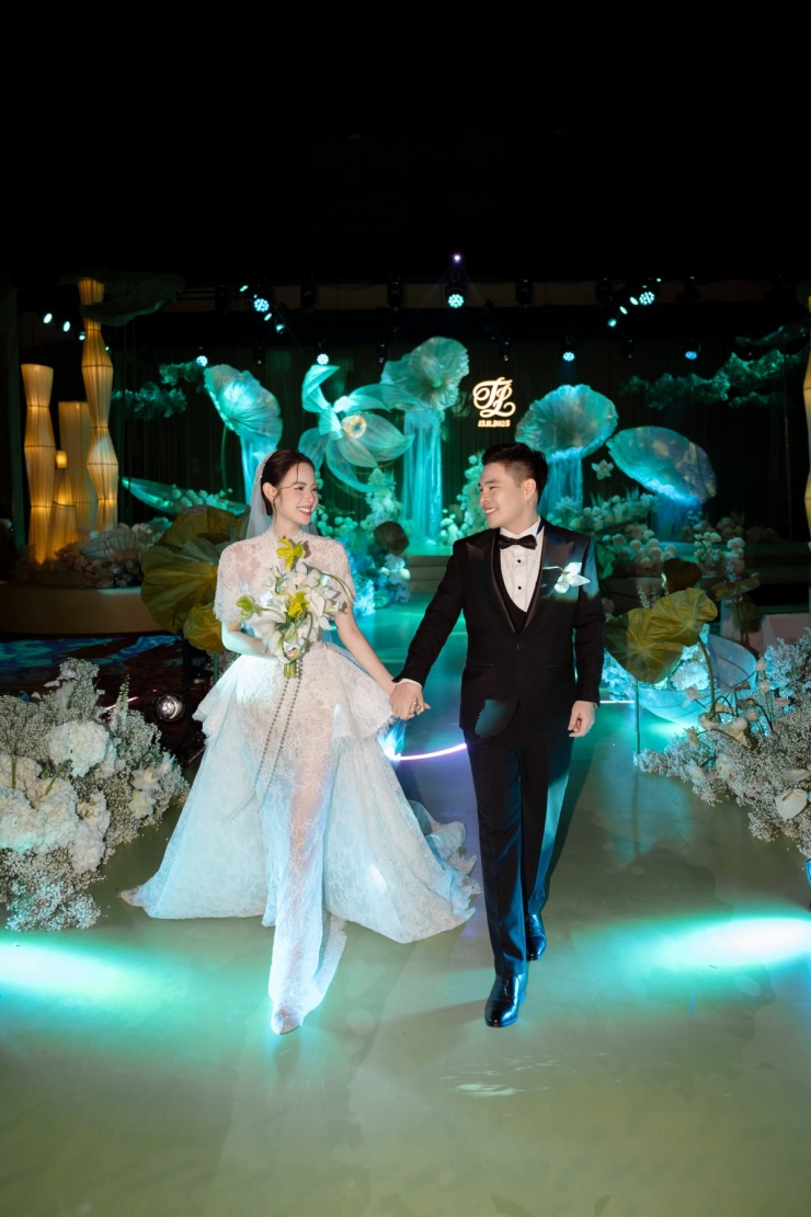 Hương Liên thay bốn bộ đầm cưới may đo, còn chú rể diện hai bộ suit thực hiện thủ công với tên và ký hiệu của cả hai được khéo léo đưa vào trang phục.