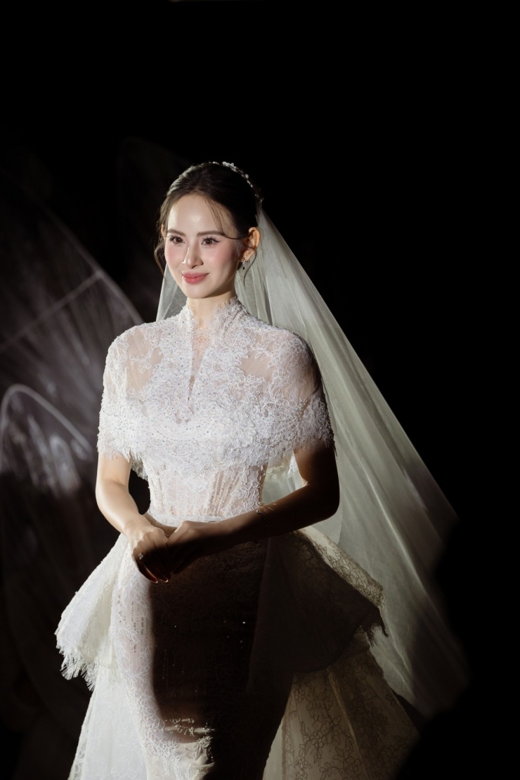 Khi bước vào lễ đường, Hương Liên rưng rưng xúc động.