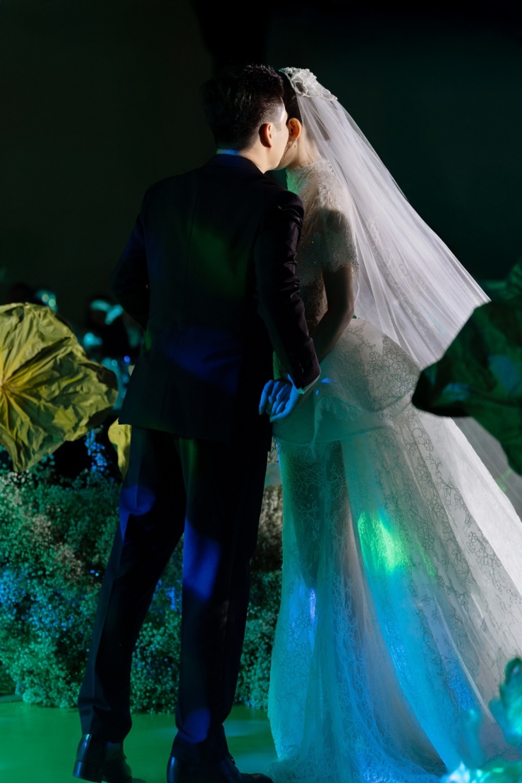 Trên sân khấu, cô và ông xã liên tục ôm hôn tình tứ.