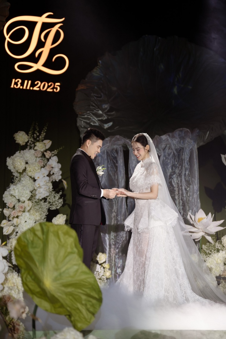 Trong tiếng nhạc du dương, họ trao nhau nhẫn cưới. Hương Liên nói nửa năm qua cô luôn chờ đón đến giây phút trọng đại này.