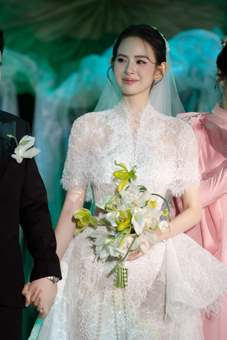 Nguyễn Hương Liên, sinh năm 2003, quê Hà Nam, được nhiều khán giả biết đến khi tham gia The Face Vietnam 2023. Chồng cô tên Lê Minh Trung, hơn vợ 12 tuổi, thiếu gia một tập đoàn lớn, hiện công tác tại một cơ quan nhà nước. Anh sống kín tiếng, hiếm xuất hiện trước truyền thông.