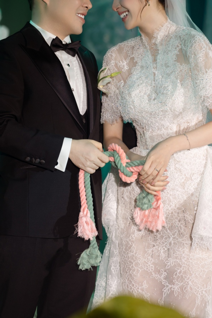 Uyên ương còn thực hiện nghi thức thắt dây, thề nguyện sẽ luôn gắn kết và song hành.