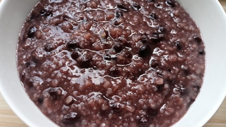 Cháo đậu đen gạo nếp bổ tỳ vị, ích khí huyết.