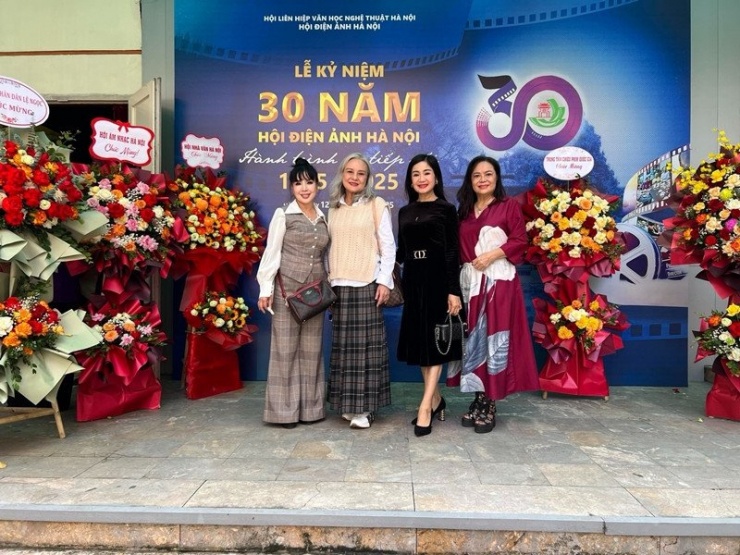 Tin sao Việt 14/11: NSND Lan Hương vui vẻ chia sẻ hội bạn "toàn U70 trừ Thu Hà là U60" trong sinh nhật Hội Điện ảnh Hà Nội.