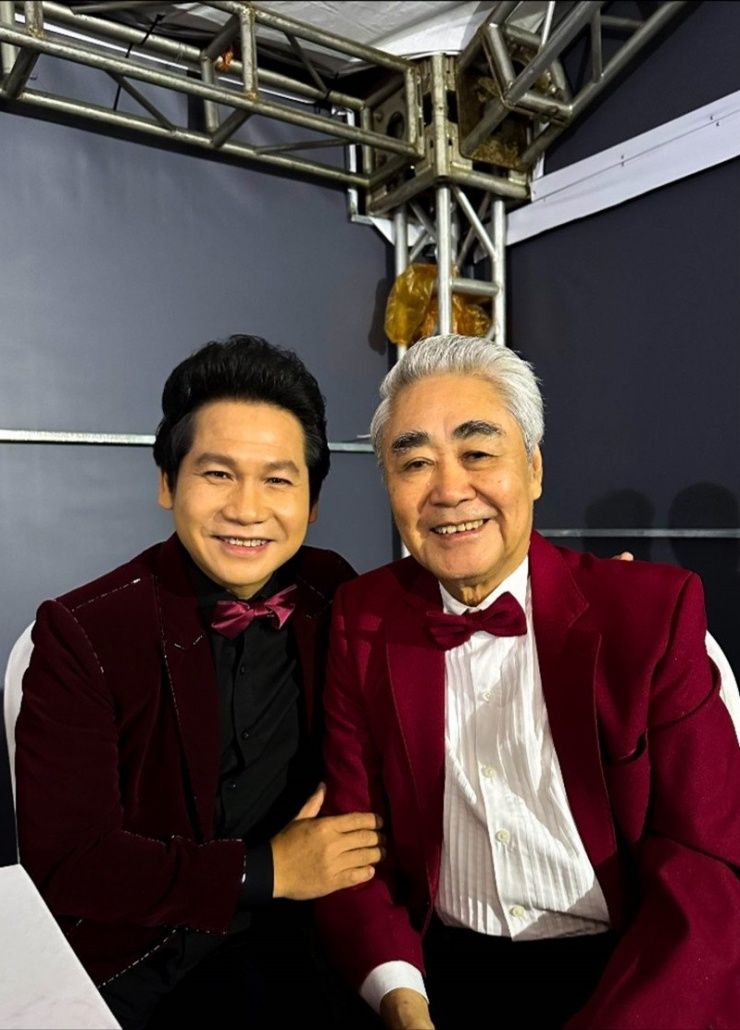 Ca sĩ Trọng Tấn và NSND Quang Thọ biểu diễn cùng nhau sau thời gian dài. Năm nay, NSND Quang Thọ đã 77 tuổi.