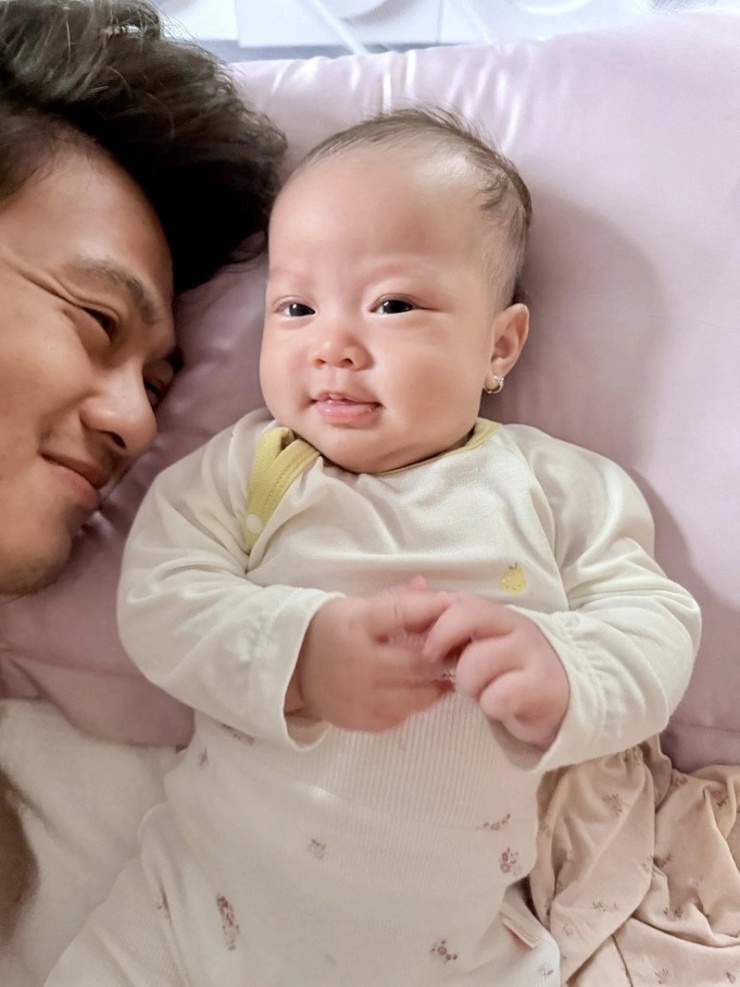 Con gái diễn viên Quỳnh Lương được nhận xét có gương mặt giống bố.