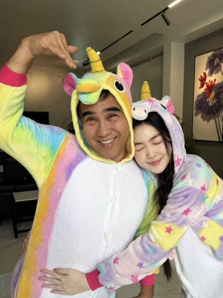 Nghệ sĩ Quyền Linh nhí nhố khi mặc trang phục unicorn tạo dáng bên con gái Lọ Lem.