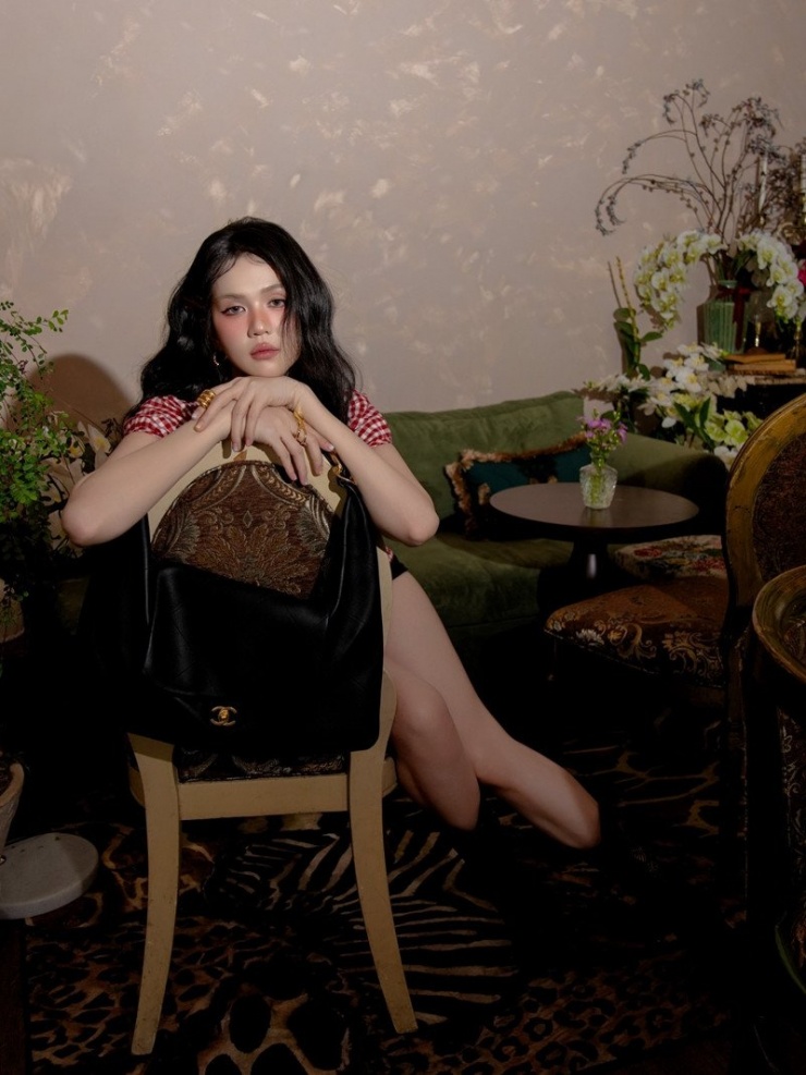 Người mẫu Ngọc Trinh khoe dáng.