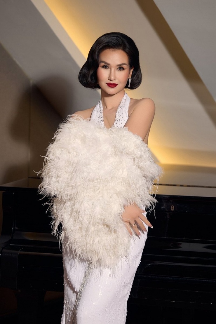 Ca sĩ Võ Hạ Trâm khẳng định phong cách cổ điển quyến rũ.