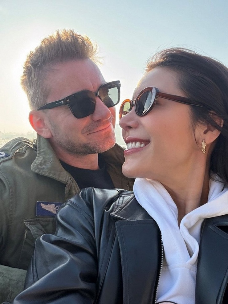 Người mẫu Minh Tú và ông xã tình tứ trong chuyến du lịch châu Âu lãng mạn.