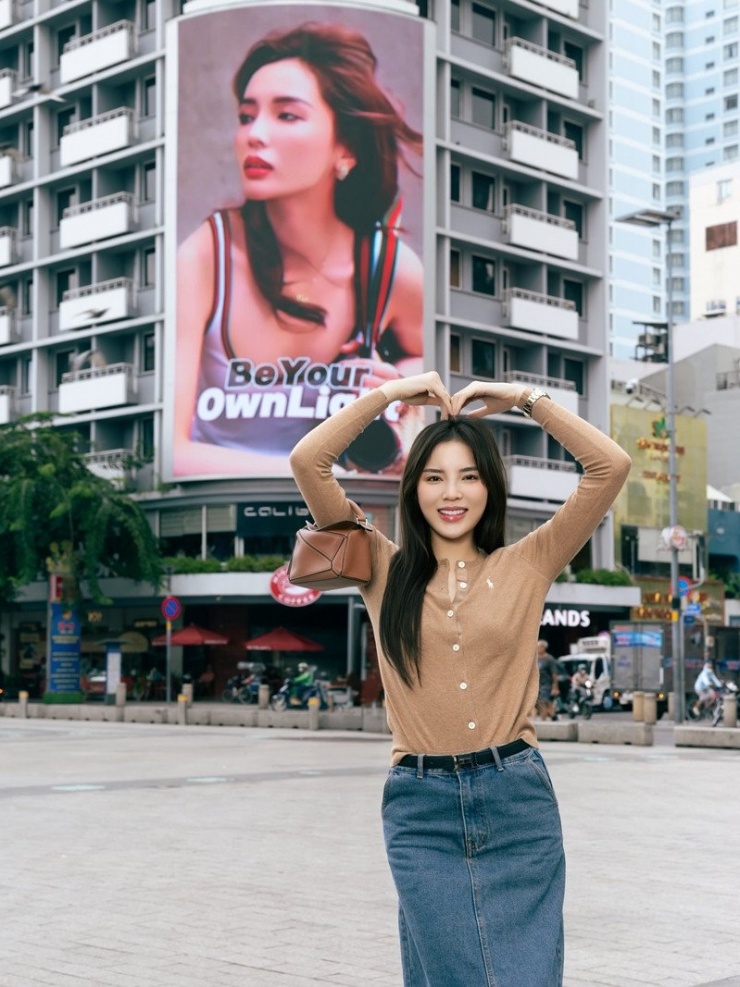 Hoa hậu Kỳ Duyên bất ngờ với món quà của fan khi đặt màn LED ở phố đi bộ Nguyễn Huệ để chúc mừng sinh nhật.