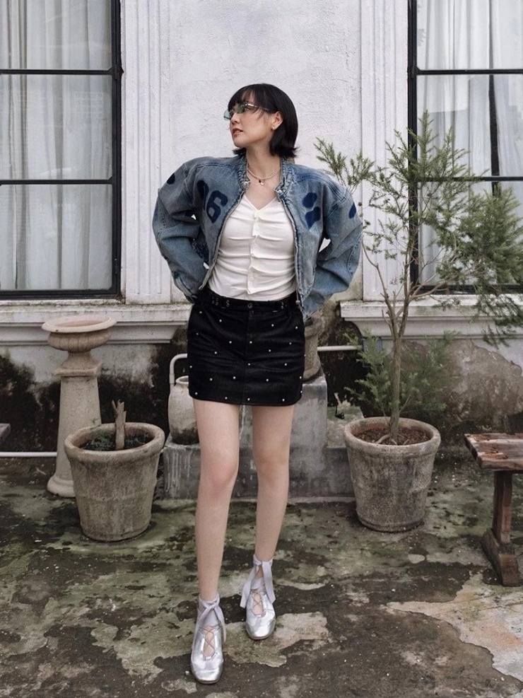 Người đẹp Hải Tú bị nhiều khán giả nhận xét phối đồ thừa chi tiết, tạo tổng thể không hài hòa trong loạt ảnh sinh nhật.