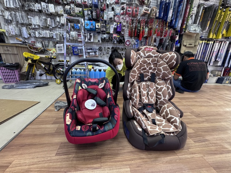 Ghế trẻ em bán tại các cửa hàng linh kiện ô tô