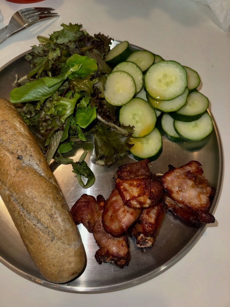 Song song với thói quen tập luyện, Minh Triệu áp dụng chế độ ăn cân bằng, đủ dinh dưỡng. Cô không cắt bỏ hoàn toàn tinh bột trong thực đơn nhưng hạn chế phần nào nhóm chất này hoặc ưu tiên các loại carb lành mạnh hơn từ gạo lứt, bánh mì nguyên cám.