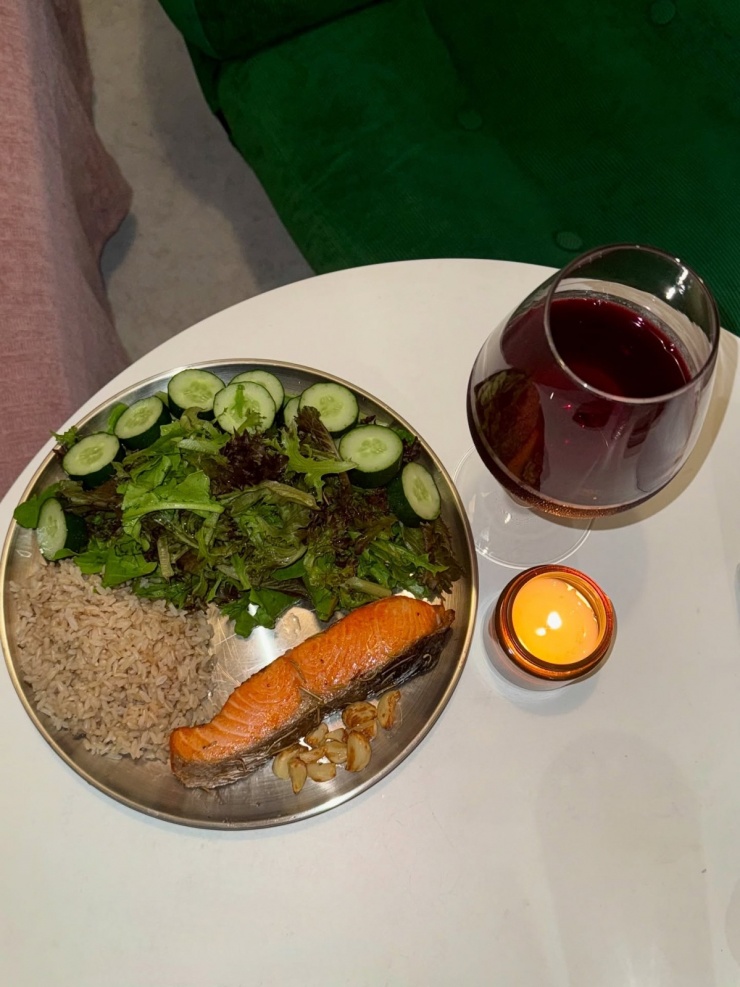 So với cơm trắng thông thường, gạo lứt, gạo nâu hay các loại bột nguyên cám có nhiều chất xơ và giá trị dinh dưỡng hơn, từ đó giúp no lâu, tốt cho tiêu hóa.