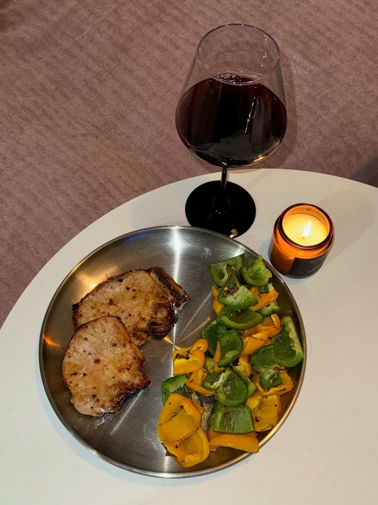 Protein được tiêu hóa chậm nên có thể làm tăng cảm giác no và giảm khẩu phần ăn trong các bữa tiếp theo. Chế độ ăn giàu protein động vật và thực vật cũng giúp thúc đẩy trao đổi chất, tăng hiệu quả đốt mỡ.