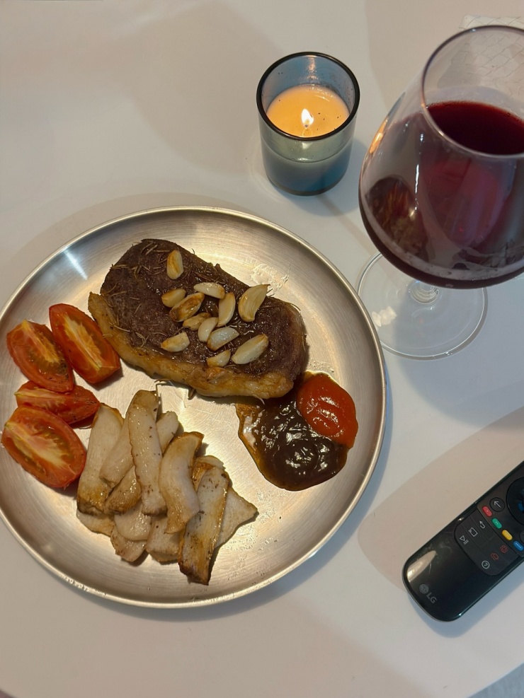 Ngoài tinh bột tốt, mọi bữa ăn của Minh Triệu đều đảm bảo giàu protein - thành phần dinh dưỡng quan trọng để duy trì và phát triển cơ bắp, giữ vóc dáng săn chắc. Protein trong chế độ ăn của chân dài 8X chủ yếu đến từ ức gà, cá hồi, các loại thịt nạc,...