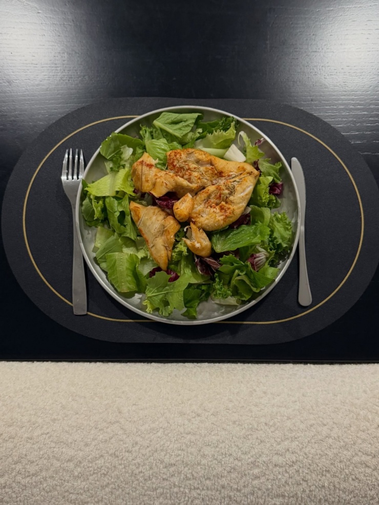 Một thành phần khác không thể thiếu trong mọi bữa ăn của Minh Triệu là chất xơ đến từ các loại rau củ tươi. Chất xơ giúp làm chậm quá trình hấp thụ đường, tránh tăng đột biến lượng đường sau bữa ăn và góp phần bảo toàn độ nhạy insulin.