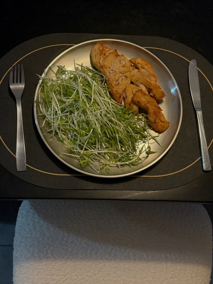 Cô chủ yếu chế biến dưới dạng salad nhằm bảo toàn giá trị dinh dưỡng lại hạn chế lượng dầu mỡ nạp vào cơ thể.