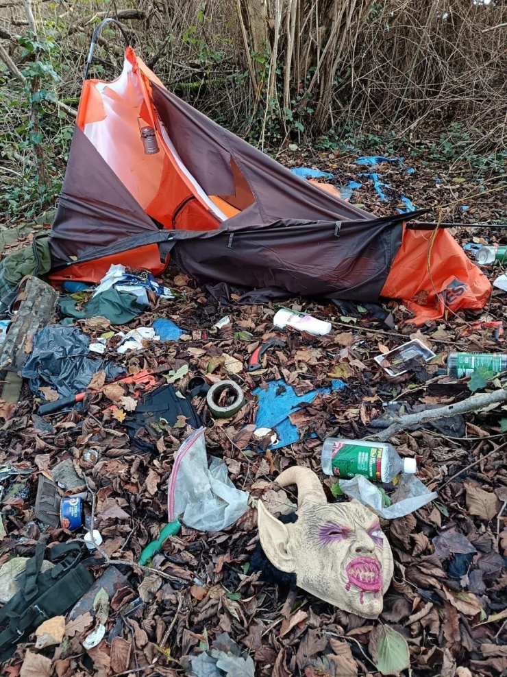 Một khu cắm trại tạm bợ chứa đầy các vật phẩm "đáng lo ngại".