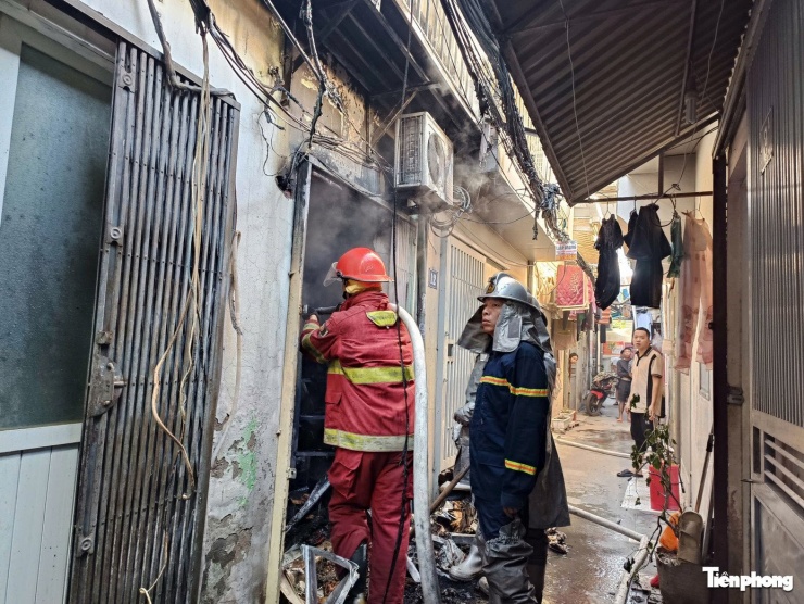 Lực lượng chức năng chữa cháy.