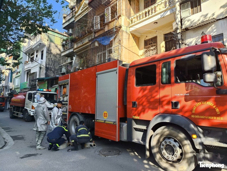 Xe cứu hỏa dừng ở ngoài ngõ 13 đường Lĩnh Nam.