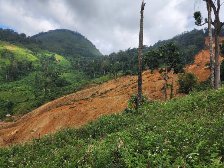 Sạt lở kinh hoàng ở xã Hùng Sơn sáng nay 14/11.