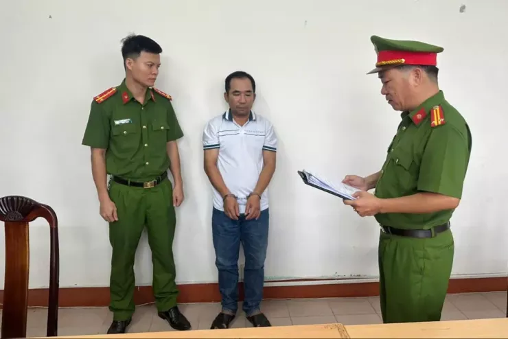 Cho rằng bạn nhậu trêu ghẹo chủ quán, người đàn ông dùng dao tấn công bạn nhậu. Ảnh: CA