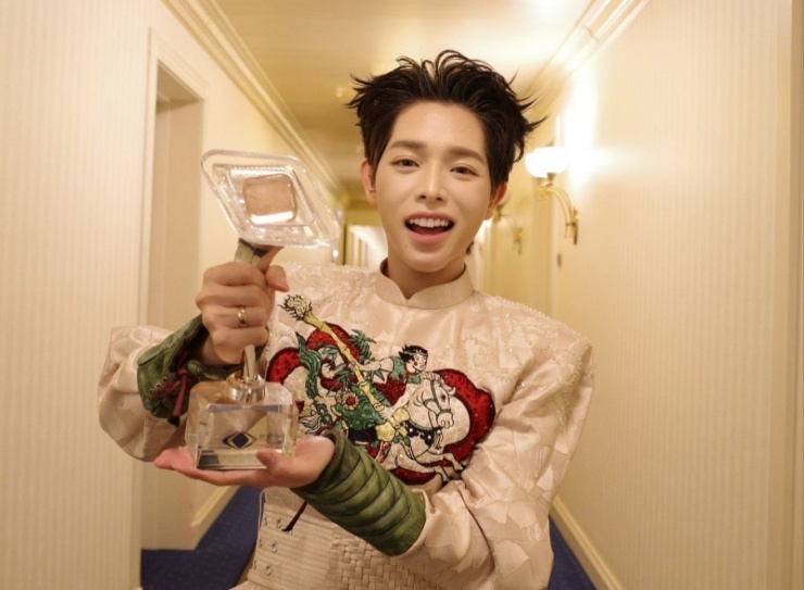 Đức Phúc nâng cúp quán quân cuộc thi quốc tế.