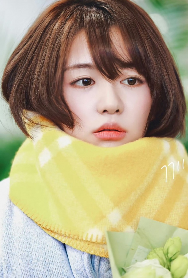 Huỳnh Hiểu Minh chú ý tới Bạch Dực Nhữ từ năm 2023, sau khi xem phim ngắn cô đóng. Sau đó, anh giúp nữ sinh có cơ hội diễn xuất ở một số phim truyền hình.