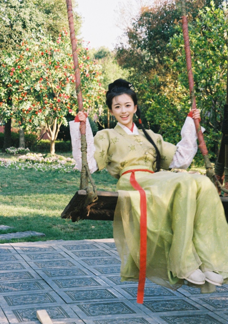 Diễn viên trên trường quay Ngọc minh trà cốt hồi tháng 6.