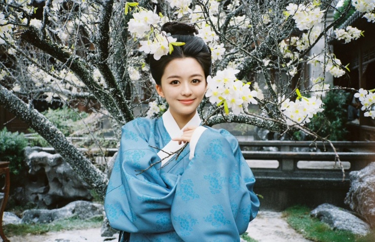 Bạch Dực Nhữ từng đóng vai phụ trong Nhạn hồi thời, ra mắt hồi tháng 3. Hè năm nay, cô ghi hình phim Ngọc minh trà cốt, hợp tác Hầu Minh Hạo, Cổ Lực Na Trát.