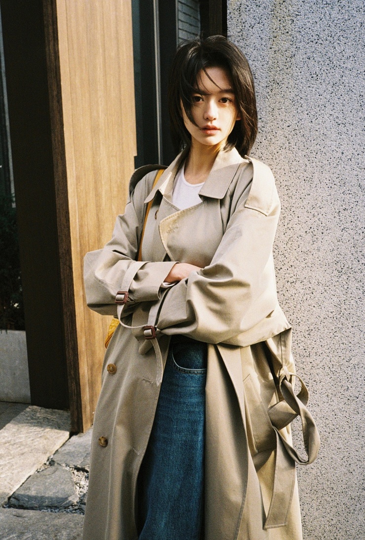 Người đẹp phối trang phục dạo phố cuối thu.