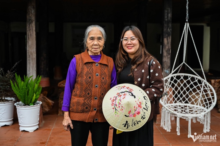 Vợ chồng ông Chài được du khách quý mến vì sự thân thiện, gần gũi. Ảnh: Huy Nguyễn