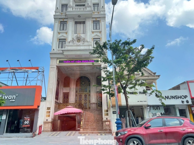 Trưa 14/11, cơ sở Thẩm mỹ viện Mailisa tại 132 đường Nguyễn Văn Cừ (phường Trường Vinh, Nghệ An) đóng cửa, vắng người qua lại.