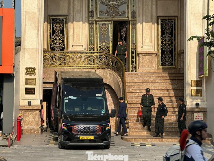 Cảnh sát có mặt tại cơ sở Thẩm mỹ viện Mailisa tại số 132 đường Nguyễn Văn Cừ (Nghệ An).