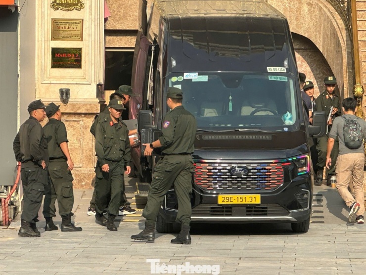 Cảnh sát cơ động mang theo nhiều thùng tài liệu, máy móc từ cơ sở Thẩm mỹ viện Mailisa mang lên xe ô tô rời đi.