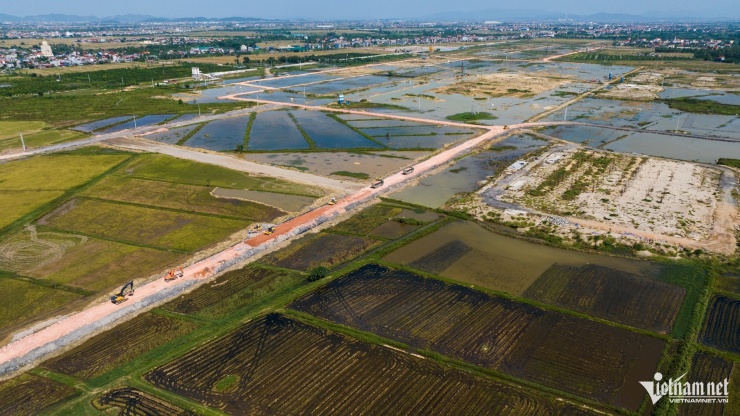 Nơi đây là một cánh đồng rộng lớn, cách trung tâm hồ Gươm (Hà Nội) khoảng 40km. 