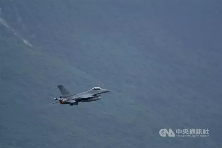 Một máy bay chiến đấu F-16 cất cánh từ Căn cứ Không quân Hoa Liên (Đài Loan, Trung Quốc). Ảnh: CNA