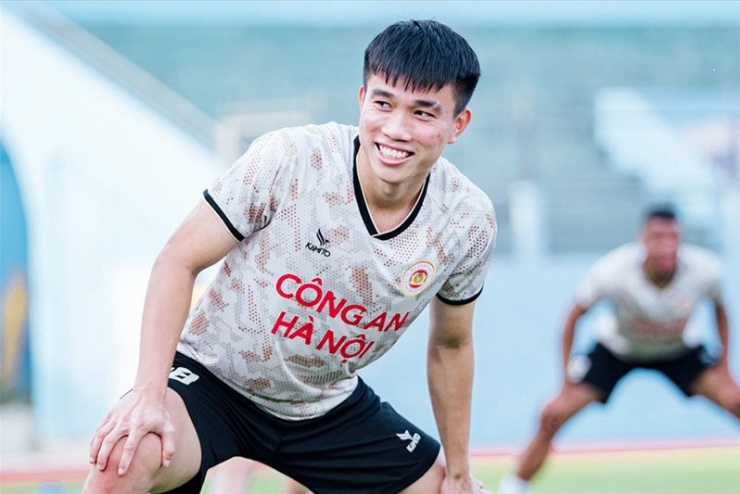 Lê Văn Đô là lựa chọn hàng đầu nơi hành lang phải tại CLB Công an Hà Nội.