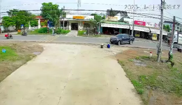 Khoảnh khắc ô tô lao vào 2 cụ già bên lề đường.