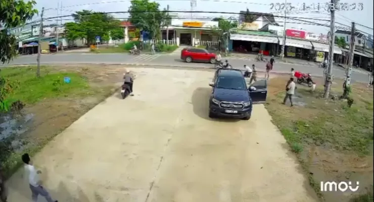 Tài xế dừng xe đưa 2 nạn nhân đi cấp cứu nhưng sau đó không báo công an.