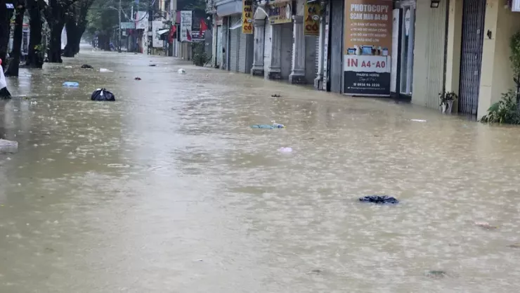 Nhiều tuyến đường ở TP Huế bị ngập sâu ngày 3-11. Ảnh: NGUYỄN DO