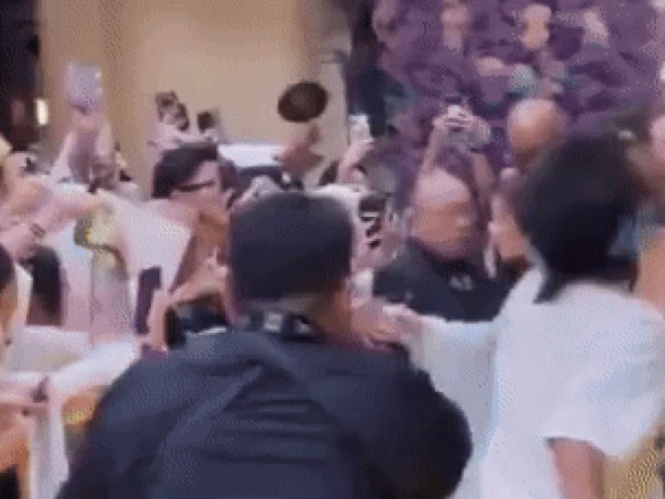 Ariana Grande bị fan tấn công trên thảm đỏ