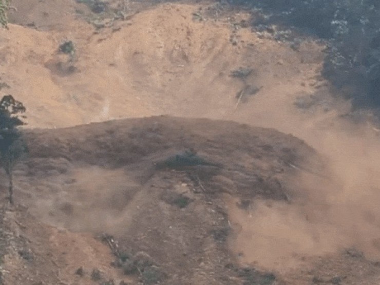 Sạt lở kinh hoàng ở Đà Nẵng giữa trời nắng ráo, 3 người mất liên lạc